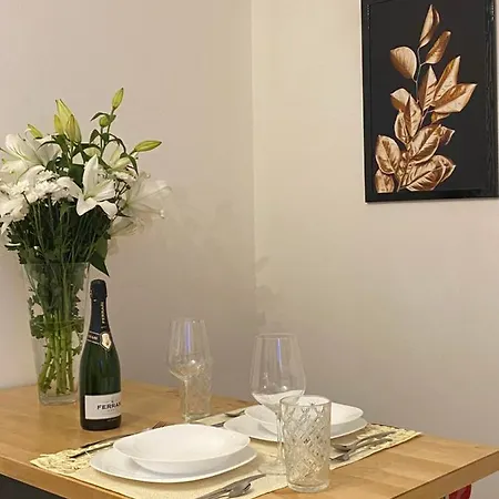 Elegante In Piazza 5 Giornate Apartment